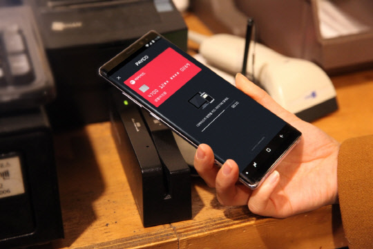 페이코 앱을 통한 삼성페이 결제를 이용하는 모습. NHN페이코 제공